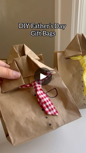 Brown Bag Gift, Take Them A Meal, Gift Bag Ideas, Gift Bags Diy, Diy Tie, Diy Father's Day Gifts, Father's Day Diy, Diy Gift Wrapping, Brown Paper Bag