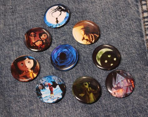 - Coraline Button Pins - Wear them around on your backpack, bookbag, T-shirt, etc.  - Each button pin is 32 MM(1.25 in), slightly larger than a quarter - Collection comes choice quantities and will be a mystery set (no repeats) Coraline Core, Coraline Party, Coraline Button, Halloween Merch, Party Favors Halloween, Coraline Art, Coraline Aesthetic, Halloween Pumpkin Carving Stencils, Coraline Doll