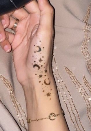 Star Mehandi Designs, Moon And Star Henna Designs, Stars Mehendi Design, Moon Mendhi Designs, Moon And Stars Mehendi Design, Western Henna Designs, Henna Designs Minimalist, Japanese Henna, Hena Tato Desain Simple