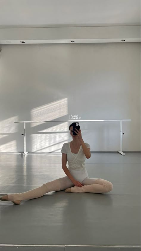 Dancing Instagram Story, Ballet Mirror Selfie, Ballet Instagram Stories, Girl Fitness Aesthetic, Girl Gym Aesthetic, Influencer Ideas, Dancer Poses, Ballerina Outfit, Ballet Studio