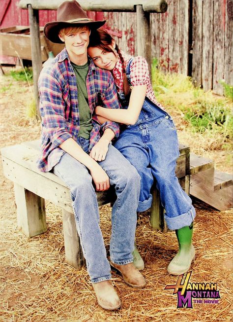 Miley Stewart And Travis, Lucas Till And Miley Cyrus, Miley Cyrus Movie, Travis From Hannah Montana, Hannah Montana Movie, Travis Hannah Montana, Miley Stewart Costume, Hannah Montana Couple Costume, Miley Cyrus Hannah Montana