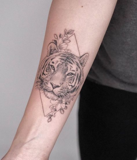 Geometric Tiger Tattoo, Tattoos For Females, Tiger Tattoos, Tiger Tattoo Design, Skeleton Hand Tattoo, Tattoos For Black Skin, Traditional Tattoo Flash, Tattoo Videos, Tattoo Feminina