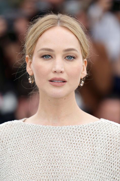 Quiet Luxury Makeup, Jennifer Lawrence Makeup, Bread And Roses, Jennifer Lawrence Pics, Beauty And The Beat, Celebrity Fashion Looks, Cannes France, Kiss Makeup, Beauty Skin Care Routine