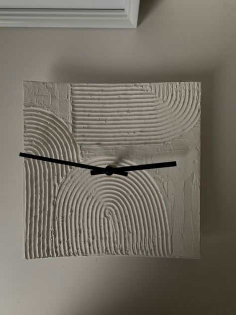 Concrete Wall Art Cement, Ceramic Clocks Pottery Handmade, Wall Clock Aesthetic, Ceramic Clock, Concrete Containers, Art Clock, Abstract Art Diy, Diy Wall Art Decor, Clay Diy Projects