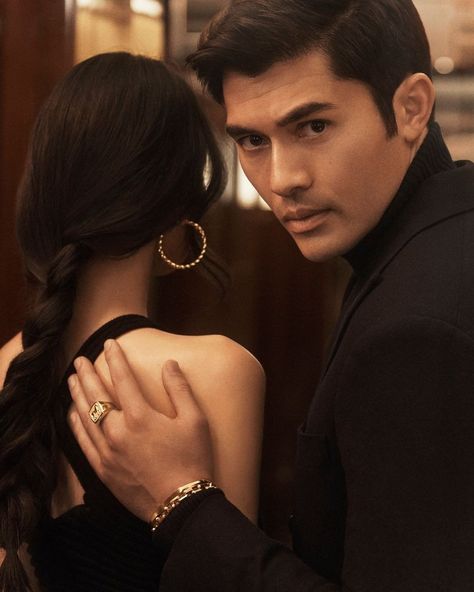 David Yurman Men (@davidyurmanmen) • Instagram photos and videos Henry Golding, David Yurman Mens, Holiday 2022, 18k Gold Bracelet, Cable Bracelets, David Yurman Jewelry, Gold Bracelet Cuff, Modern Gift, Global Brands