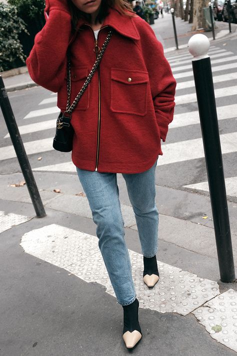 C'est bientôt l'hiver : munissez vous de votre plus belle veste chaude rouge et créez un look plus que tendance ! #mode #rouge #veste #ootd Red Denim Jacket Outfit, Red Inspired Outfits, Red Coat Outfit Winter, Red Vest Outfit, Chanel Gabrielle Bag, Boots Chanel, Chanel Gabrielle, Wool Jackets, Chique Outfits