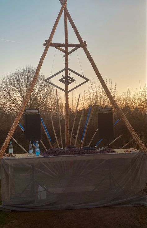 Small Festival Stage, Dj Stage Design Outdoor, Diy Dj Booth, Dj Booth Ideas, Festival Stage Design, Dj Stage, Outdoor Stage, Dj Setup, Booth Decor