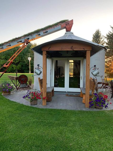 Grain Bin Hot Tub Gazebo, Small Silo Ideas, Farm Gazebo, Country Flower Garden, Silo Homes, Farm Silo, Bnb Ideas, Grain Bin House, Enclosed Gazebo