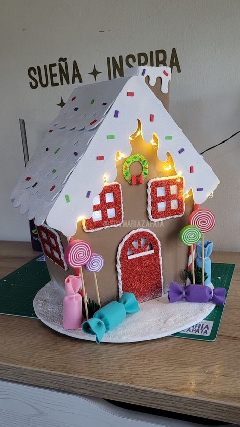 Do It Yourself Christmas Decorations, Gingerbread House Diy, Christmas Piñatas, Gingerbread House Craft, Cardboard Gingerbread House, Door Decorations Classroom Christmas, Ginger Bread House Diy, Ideas Navideñas, Gingerbread Crafts