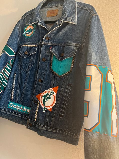 Painted Jean Jacket Sports, Diy Patch Jean Jacket, Sports Denim Jacket, Baseball Fits, Customized Jacket, Patched Jeans Diy, Jean Painting, Tailgate Outfits, Jean Jacket Diy