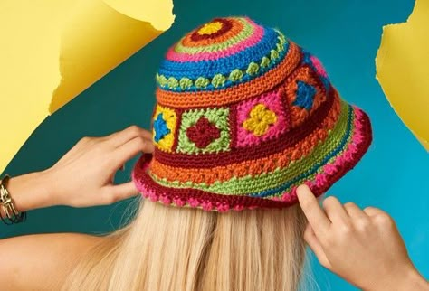 Top off your outfit with this 90s-style granny square bucket hat pattern by Anne Egan! Crochet Bucket Hat Ideas, Free Crochet Bucket Hat, Bucket Hat Patterns, Bucket Hat Ideas, Granny Square Bucket Hat, Knitted Bucket Hat, Crochet Bucket Hats, Puff Stitch Crochet, Bucket Hat Crochet