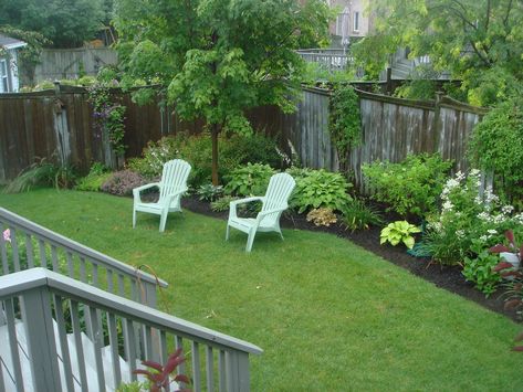 Large Flower Bed Ideas Backyards, Border Gardens Along Fence, Fenceline Landscaping Ideas, Fence Border Landscaping, Border Gardens, Border Garden, Landscaping Along Fence, Landscape Backyard, Simple Landscape