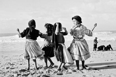 Photo Gallery: Postwar Europe through the Viewfinder - Photo 23 - SPIEGEL ONLINE - International Portugal Beach, Travel Through Europe, Gina Lollobrigida, Photo Report, Freelance Photographer, Vintage Photography, Black And White Photography, Old Photos, Vintage Photos