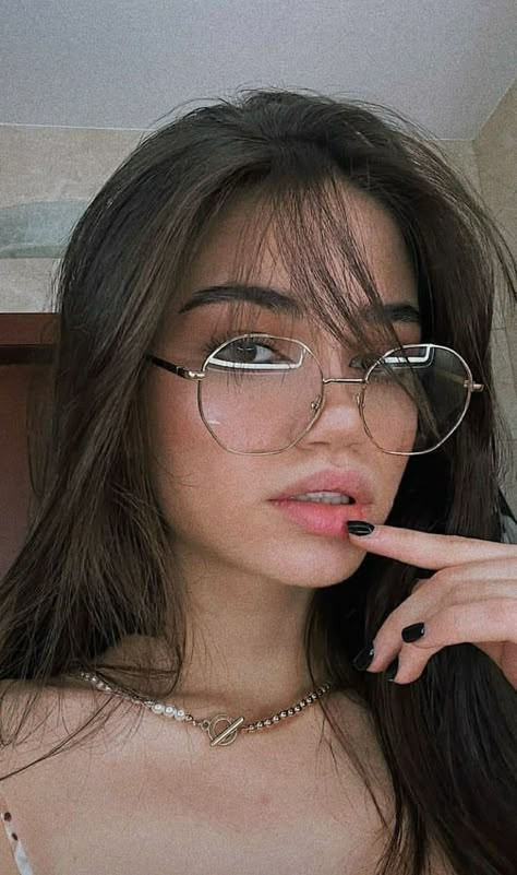 Glasses For Round Faces, Glasses Aesthetic, Classy Glasses, Glasses Inspiration, Fancy Glasses, نظارات شمسية, Fashion Eye Glasses, Stylish Glasses, Long Faces