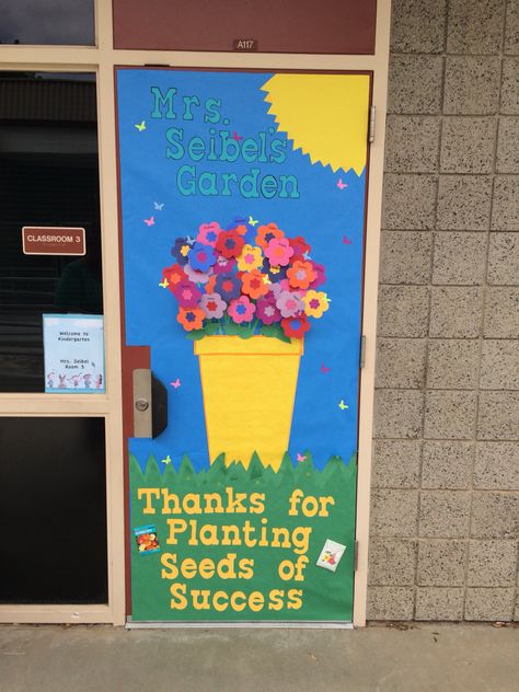 Teacher Appreciation Classroom Door, Thank You Bulletin Boards Teacher Appreciation, Teacher Appreciation Door Decorations Ideas, Teacher Appreciation Door Posters, Flower Teacher Appreciation Door, Teacher Door Decorations Appreciation, Teacher Appreciation Week Door Ideas, Teacher Appreciation Decor, Teacher Appreciation Posters