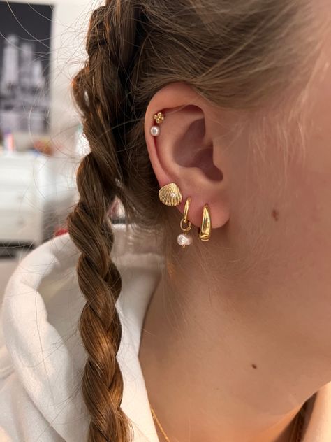 Pearl Beach Jewelry, Beach Ear Piercings, Beachy Ear Piercings, Earrings Stack Aesthetic, Beachy Piercings, Beachy Earrings Aesthetic, Layered Earrings Aesthetic, 2 Helix Piercings Stacked, Preppy Piercings