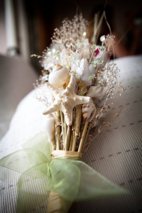 Green Beach Wedding, Shell Bouquet, Beach Bouquet, Seashell Bouquet, Boho Wedding Colors, Bohemian Beach Wedding, Beach Wedding Ideas, Turquoise Beach, Wedding Ambiance