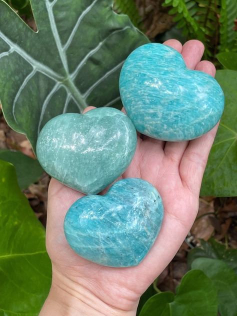 Amazonite Aesthetic, Crystals Meditation, Amazonite Crystal, Green Amazonite, Amazonite Stone, Meditation Stones, Stone Heart, Prayer Beads, Black Spot