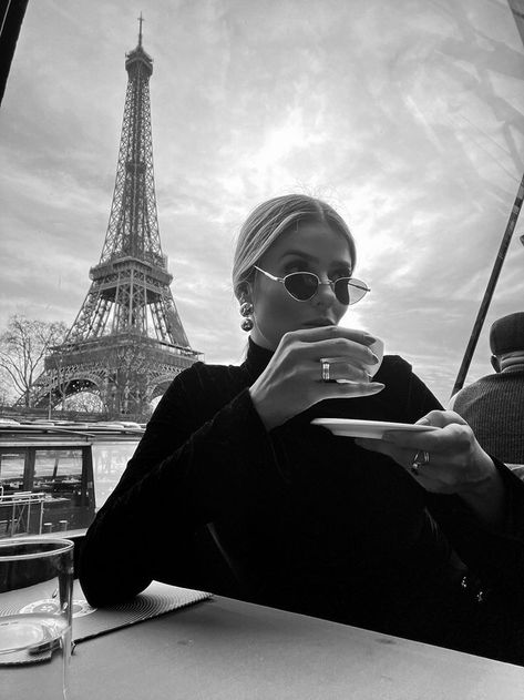 Paris Cafe Photography, Outfits Europa, Paris Coffee Shop, Paris In The Summer, Paris Photo Ideas, French Riviera Style, Coffee In Paris, Paris Travel Photography, Paris 2023