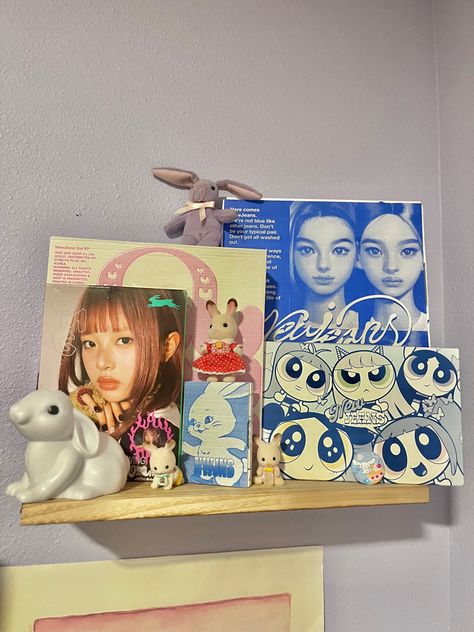 newjeans albums on shelf idea Album Shelf, Maximalism Room, Kpop Shelf, Kpop Life, Kpop Room, Retro Photography, Blue Theme, Cozy Room, House Inspo