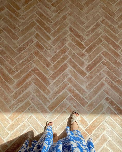 We had our heart set on these beautiful @ca_pietra_ terracotta tiles from the very beginning of the renovation. They work so beautifully… | India Hares ~ Our House Edit (@ourhouseedit) on Instagram Terracotta Floor Tiles Kitchen, Terracotta Tiles Outdoor, Terracotta Tiles Kitchen, Terracotta Patio, Beach House Garden, Mudroom Flooring, Edit On Instagram, Terracotta Floor, Green Flooring