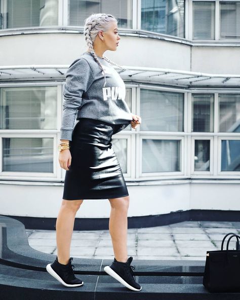 Skirt And Sweatshirt Outfit, Leather Skirt Outfit Casual, Skirt Leather Outfit, Spring Skirt Outfits, Outfit Sneakers, Leather Skirt Outfit, Pencil Skirt Outfits, Spring Work Outfits, Skirt And Sneakers