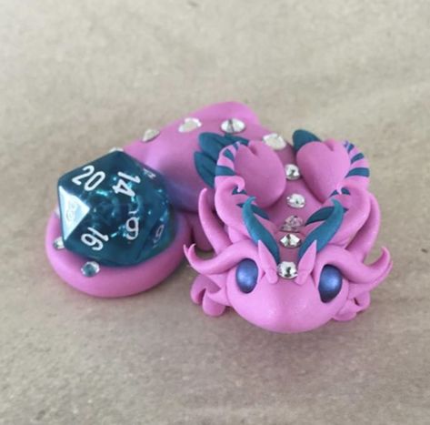 Clay Dice, Dnd Diy, Dice Dragon, Dnd Crafts, Dinosaur Jewelry, Polymer Clay Dragon, Air Dry Clay Projects, Clay Dragon, Clay Diy Projects