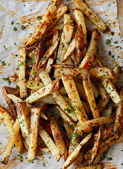 The best truffle fries, seasoned with Parmesan cheese, and garnished with freshly chopped parsley. The secret to the best truffle fries to when to add truffle oil. The best truffle fries recipe. | ifoodblogger.com Truffle Powder Seasoning Recipes, Truffle Fries Recipe, Craving Tasty, Airfryer Recipe, Truffle Cheese, Homemade Truffles, Bruschetta Ingredients, Best Food Photography, Truffle Fries