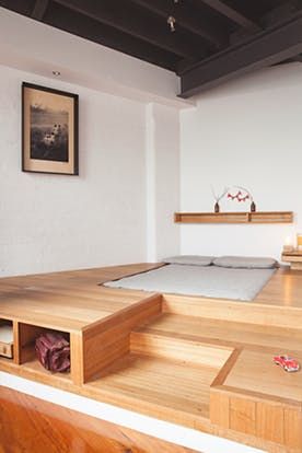 Dojo Ideas, Concrete Studio, Wooden Floors, Staircases, Window Seat, Small Bedroom, Bed Design, Bedroom Inspirations, Home Bedroom