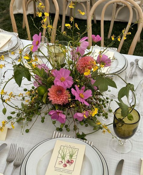 Garden Dinner Party, Wildflower Centerpieces, Wildflower Wedding Theme, Book Centerpieces, Garden Dinner, Flowers Hibiscus, Vintage Garden Parties, Lily Bouquet, I Knew It