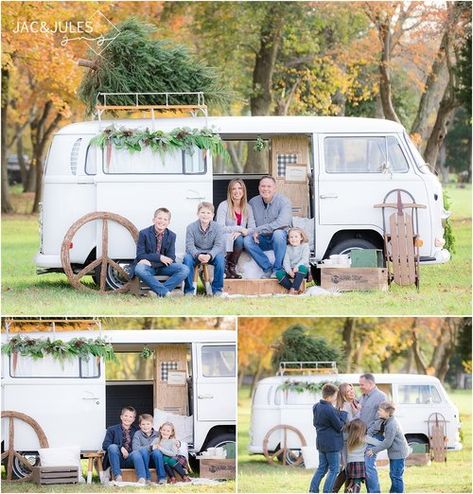 Christmas Mini Sessions Outdoor, Vw Bus Photo, Family Dog Photos, Holiday Family Photos, Winter Family Photos, Holiday Mini Session, Vintage Vw Bus, Family Christmas Pictures, Family Picture Poses