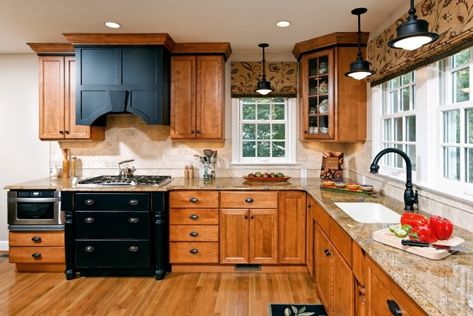 Kitchen Cabinets With Hardware, Golden Oak Kitchen Cabinets, Black Kitchen Cabinets Ideas, Black Oak Kitchen, Golden Oak Kitchen, Black Laminate Countertops, Victorian Kitchen Cabinets, Black Kitchen Furniture, Kitchen Oak