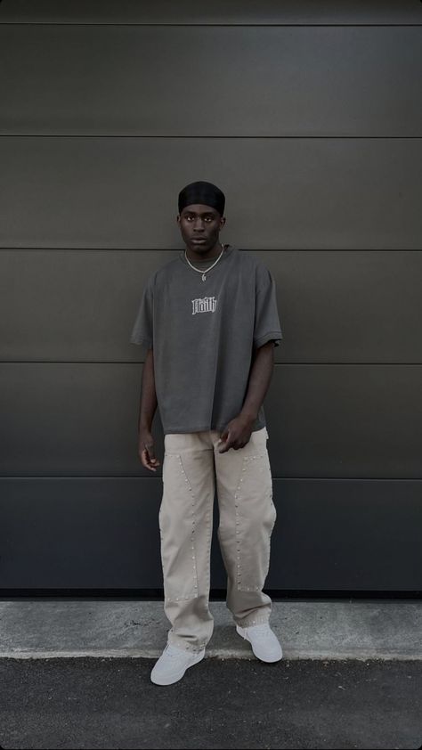 Grey Tshirt Outfits Men, New York Street Style Summer, Streetwear Fashion Fall, Y2k Streetwear Aesthetic, Outfits Street Styles, Y2k Outfits Street Styles, Men Streetwear Fashion, Street Style New York, Streetwear Fashion Men