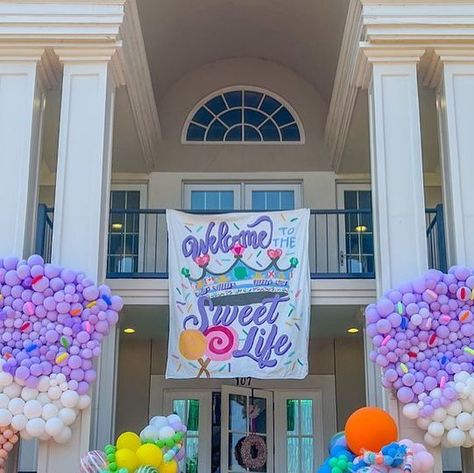 Recruitment Themes, Candy Balloons, Sorority Ideas, Bid Day Themes, Balloon Installation, Banner Ideas, Candyland Party, Banner Letters, Phi Mu