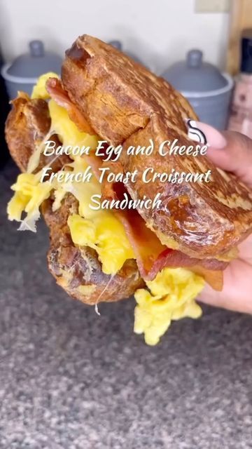 French Toast Croissant, Croissant Toast, Recipe For French Toast, Cheese French Toast, Croissant Breakfast Sandwich, Breakfast Recipes Easy Quick, Croissant Sandwich, Croissant Recipe, Bacon Egg And Cheese