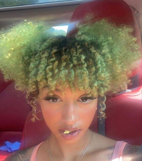 Dyed Hair Green, Green Hair Girl, Yellow Hair Color, Dyed Curly Hair, Dye Ideas, Dyed Hair Inspiration, Girls Natural Hairstyles, Dyed Natural Hair, Natural Curls Hairstyles