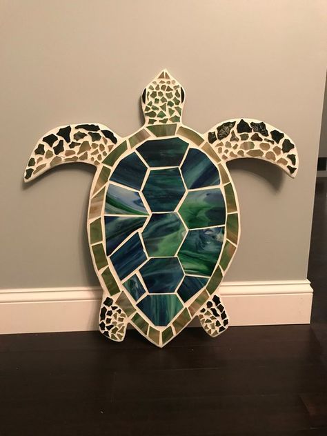 Beautiful stained glass sea turtle. Mounted on 1/2 plywood, white grout. Includes 2 hooks on back for hanging. Weighs about 7 lbs. Turtle Mosaic Pattern, Turtle Mosaic, Stained Glass Sea, Glass Sea Turtle, Vase Deco, Mosaic Animals, Turtle Decor, Mosaic Art Projects, Mosaic Stained