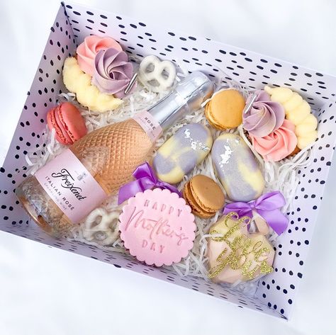 𝑪𝒂𝒌𝒆𝒔, 𝑪𝒖𝒑𝒄𝒂𝒌𝒆𝒔 𝒂𝒏𝒅 𝒎𝒐𝒓𝒆 on Instagram: “Mother’s Day treat box preview💗🤍 *fully booked* Sorry these previews have been delayed I’ve just been so so busy! But for all those booked…” Business Birthday, Mothers Day Cupcakes, Fully Booked, Treat Box, So Busy, Cakes Cupcakes, Candy Boxes, Treat Boxes, Birthday Anniversary