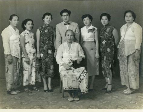 People Problems, Dutch East Indies, East Indies, Rich Family, History Fashion, Vintage Fashion Photography, Pictures Of People, Rich People, Traditional Fashion