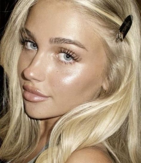 Scandi Makeup Look, Scandi Girl Makeup, Winter Makeup Aesthetic, Scandinavian Makeup, Scandi Girl, Scandinavian Aesthetic, Makeup For Blondes, Face Card, Healthy Girl