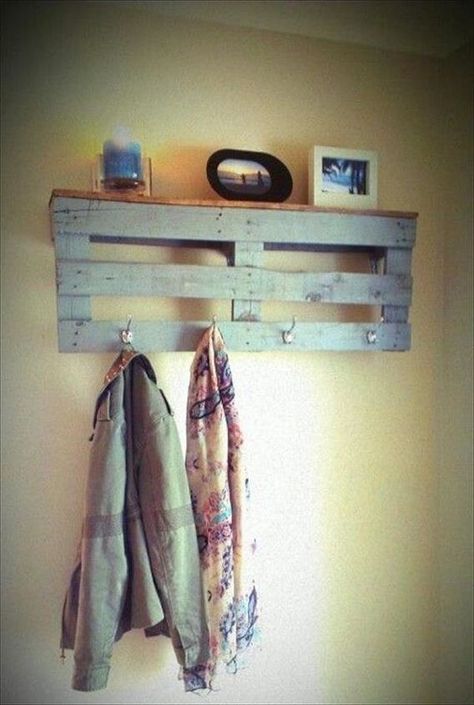 Pallet Coat Rack, Pallet Coat Racks, Garderobe Diy, Coat Rack With Shelf, Small Pallet, Diy Reclaimed Wood, Diy Coat Rack, Diy Coat, Coat Rack Shelf