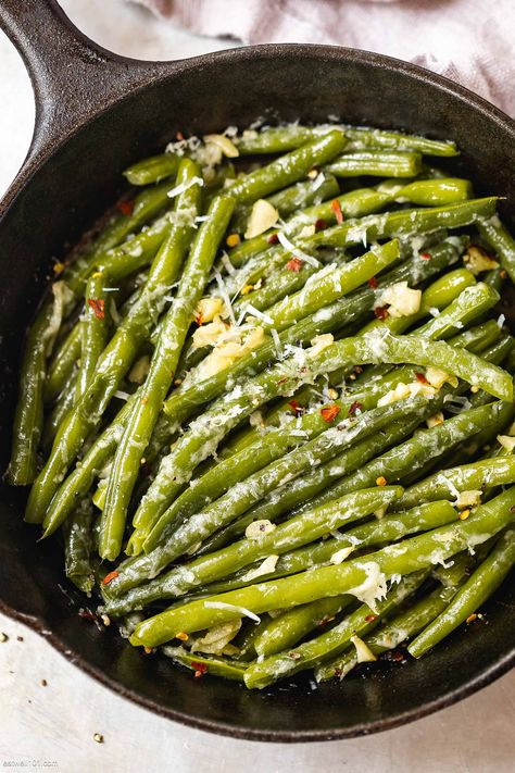 Green Beans with Garlic and Parmesan - #green-beans #recipe #eatwell101 - Sautéed green beans with garlic and parmesan are easy to make and ready in under 15 minutes! - #recipe by #eatwell101® Best String Bean Recipe, Dinner Green Beans, Green Bean Recipes Skillet, Pan Green Beans, String Bean Recipes, Cast Iron Skillet Recipes Dinner, Green Beans With Garlic, Garlic Green Bean Recipes, Beans Image