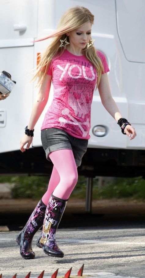 https://youtu.be/SNBT2DjXDXk Avril Lavigne Outfits, Avril Levigne, Avril Lavingne, Avril Lavigne Photos, Avril Lavigne Style, Tokyo Street Fashion, Punk Princess, Scene Fashion, Avril Lavigne