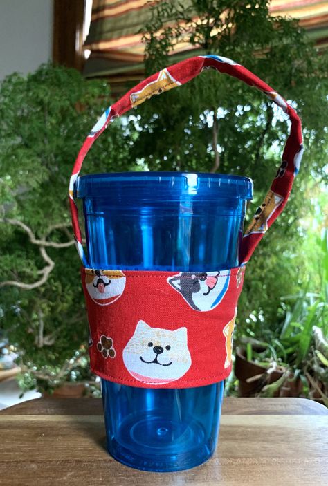 Easy DIY: Bubble Tea Holder Cup Carrier Diy, Diy Bubble Tea, Coffee Sleeve Pattern, Paper Palm Tree, Sew Gifts, Tumbler Bag, Cup Carrier, Cup Bag, Candy Buttons