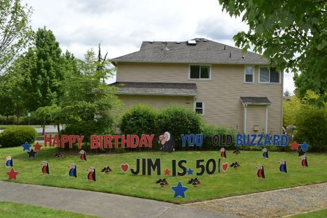 This is the perfect yard sign display for a 30th, 40th, 50th or 60th milestone birthday.  These birthday signs make a great joke and a fun statement that will get the whole neighborhood smiling.  Order on line today at www.yardannouncements.net. Yard Pranks, Birthday Backyard, Outdoor Birthday Decorations, Surprise Party Decorations, Birthday Pranks, 12th Birthday Party Ideas, Diy Christmas Yard Decorations, Cupcake Signs, Surprise 50th