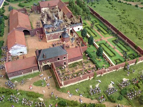 Fantastic Waterloo diorama of Hougoumont Chateau, seen at Euromilitaire 2015 Compound House, Castle House Plans, Homestead Layout, Hacienda Style Homes, Battle Of Waterloo, Courtyard House Plans, Casas Coloniales, Hacienda Style, Wargaming Terrain