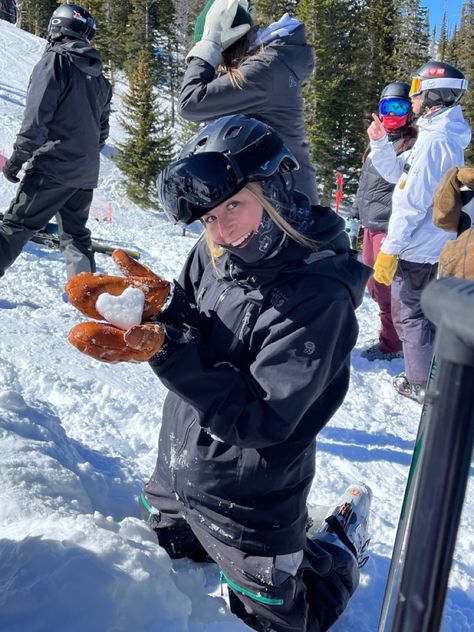 Ski Steeze, Ski Trip Aesthetic, Ski Fits, Ski Pics, Seasonal Work, Ski Bums, Go Skiing, Pose For The Camera, Ski Season