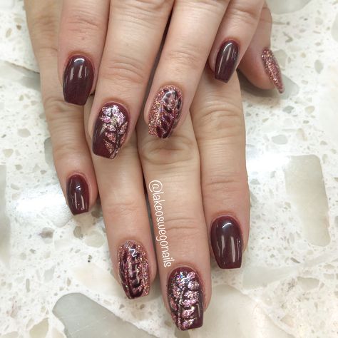 Free hand leaf art on burgundy and rose gold nails Maroon And Rose Gold Nails, Nail Art Lamaran, Burgundy And Rose Gold Nails, Sparkle Tip Nails, Maroon Nail Designs, Christmas Burgundy, Nails Designs Ideas, Burgundy Nail Designs, Champagne Nails