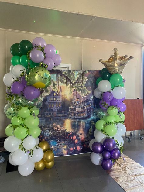 Balloon backdrop Princess And The Frog Balloon Arch, Princess And The Frog Backdrop, Green Quinceanera Theme, Princess Tiana Birthday Party, Tiana Birthday Party, Frog Baby Showers, Quinceanera Theme, Green Quinceanera, Princesa Tiana