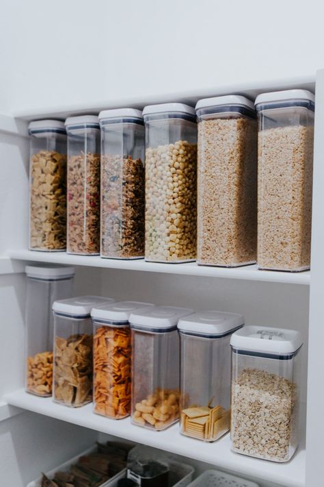 How to organize your pantry (and keep it organized)! - Mint Arrow #mintarrow #pantry #pantryorganization #home #homeorganization #springcleaning #homeorganization #clean #cleaningtrips #pantrytips #howtoorganizepantry #baskets #storage #foodstorage #foodstoragetips Room Inspo Cozy, Cozy Cubicle, Christmas Decor Modern, Western Room, Organize Your Pantry, Mint Arrow, Survival Skills Life Hacks, Dorm Wall Decor, Pantry Essentials